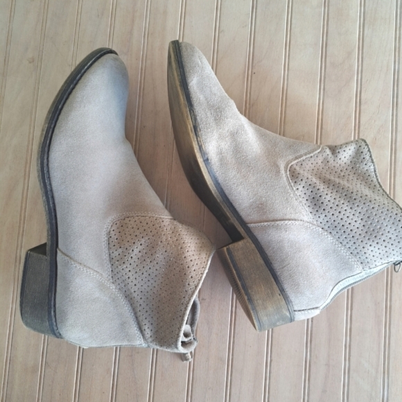 NINE West Bond Suede Leather Ankle Boots Taupe Perforated Causal Booties - Picture 4 of 12